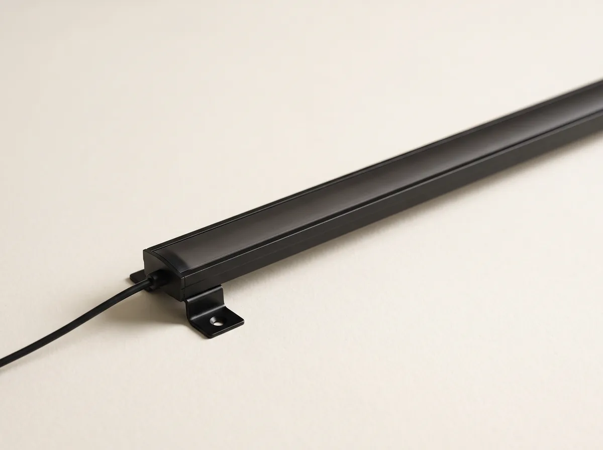 Schlanker LED-Streifen in mattschwarzem Diffusor-Profil mit Clip-Halterung und dünnem Kabel.
