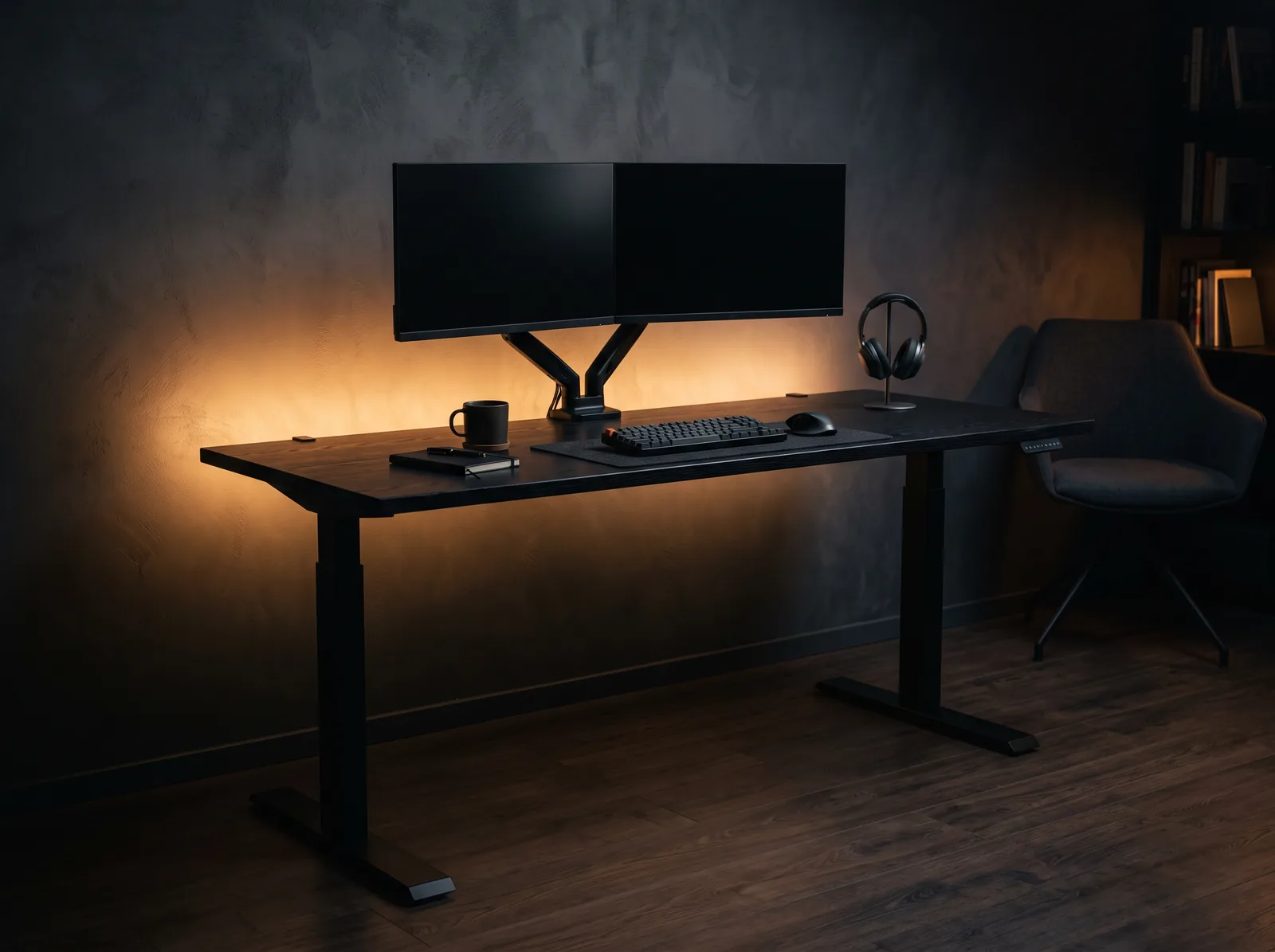 Ein durchgehend schwarzer Apex Pro in einem dunklen Raum, zwei Displays auf einer Säule und ein warmer LED-Streifen, der die Wand dahinter wäscht.
